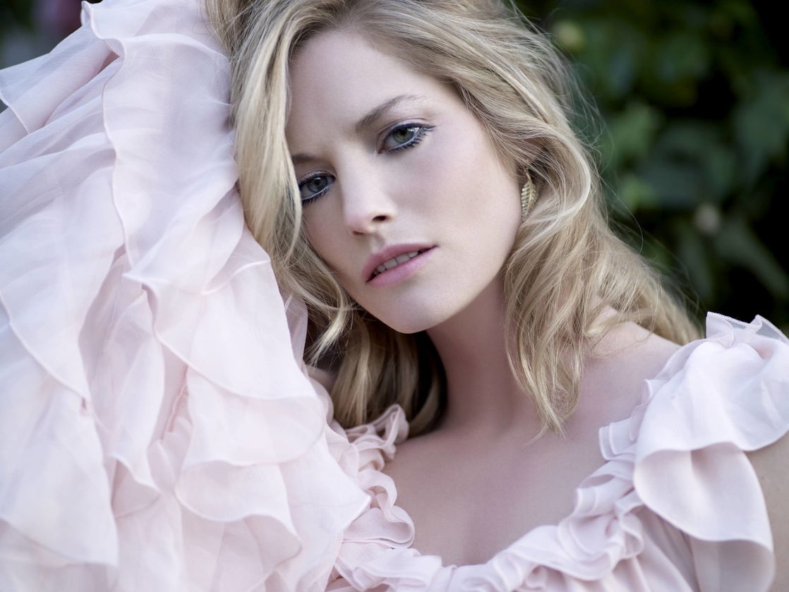 Sienna Guillory #111700