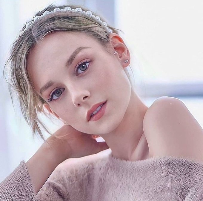 Ester Exposito #103251