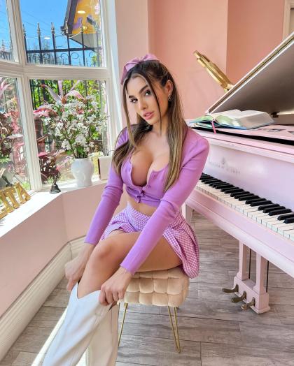 Lyna Perez photo 9467