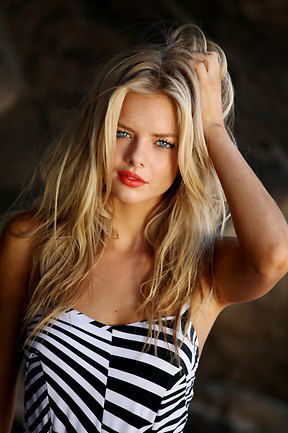 Samara Weaving #111323
