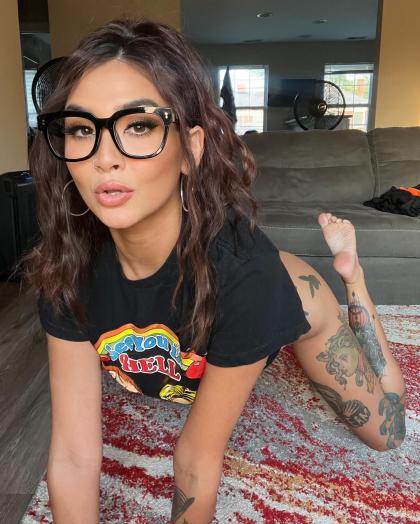 Emily June photo 50001