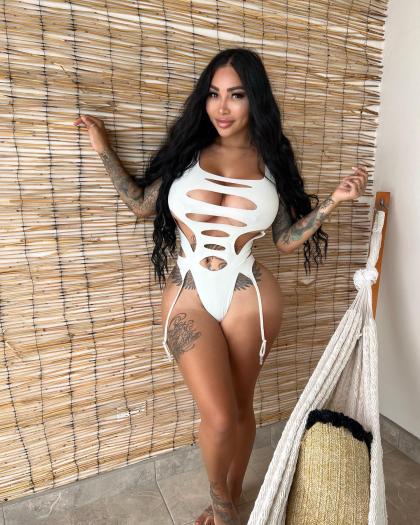 Brittanya Razavi photo 11490