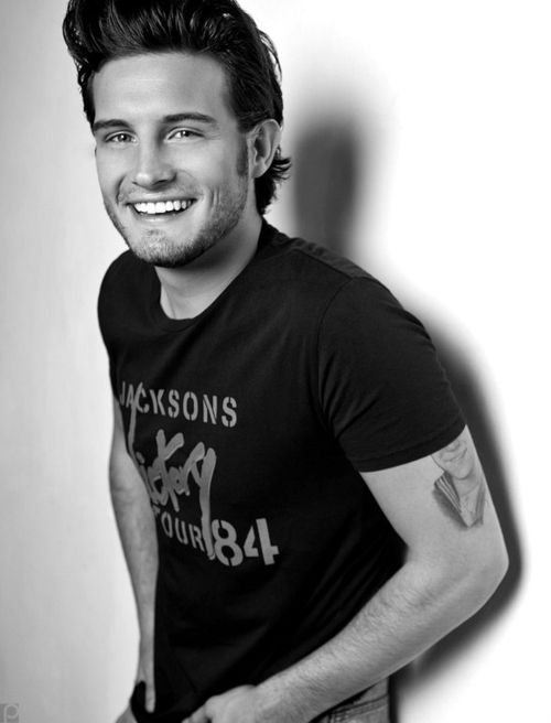 Nico Tortorella #210409