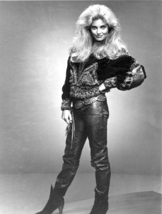 Tracy Scoggins #211212