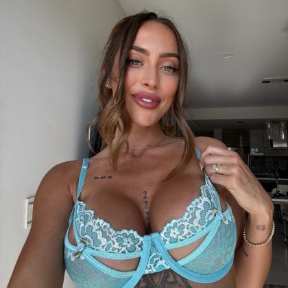 Cora Maay photo 221000