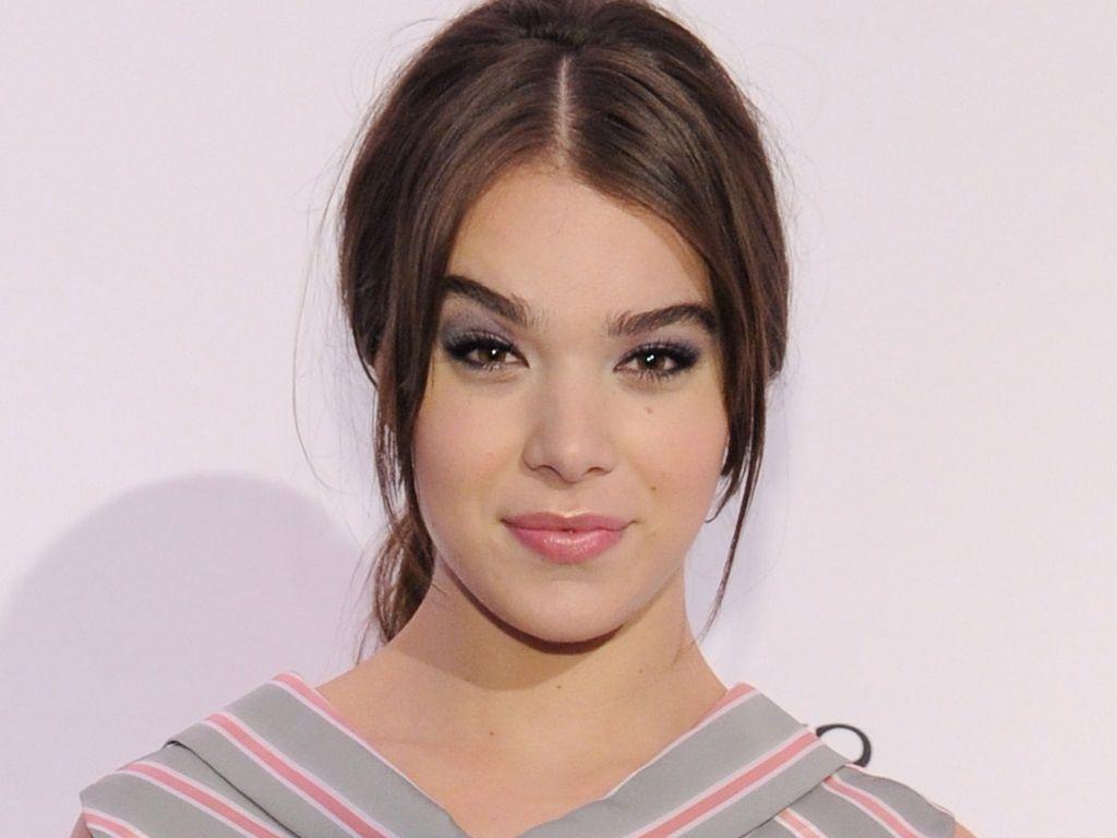Hailee Steinfeld #239209