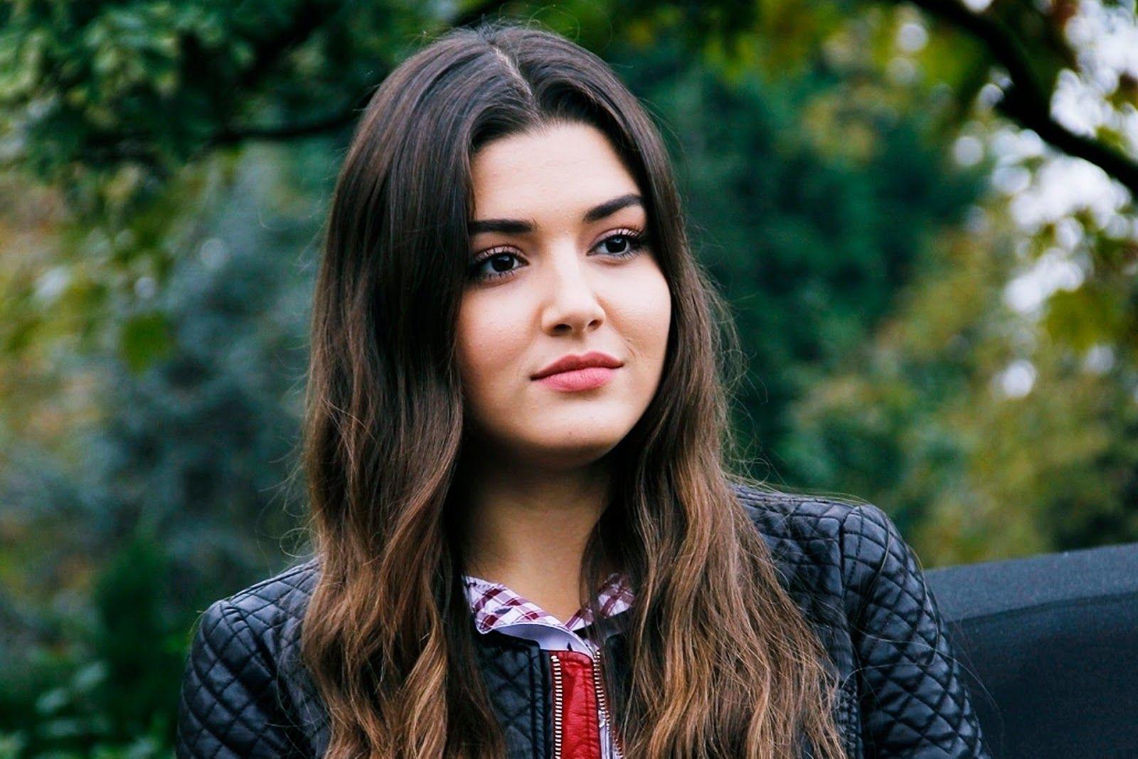 Hande Erçel #239218
