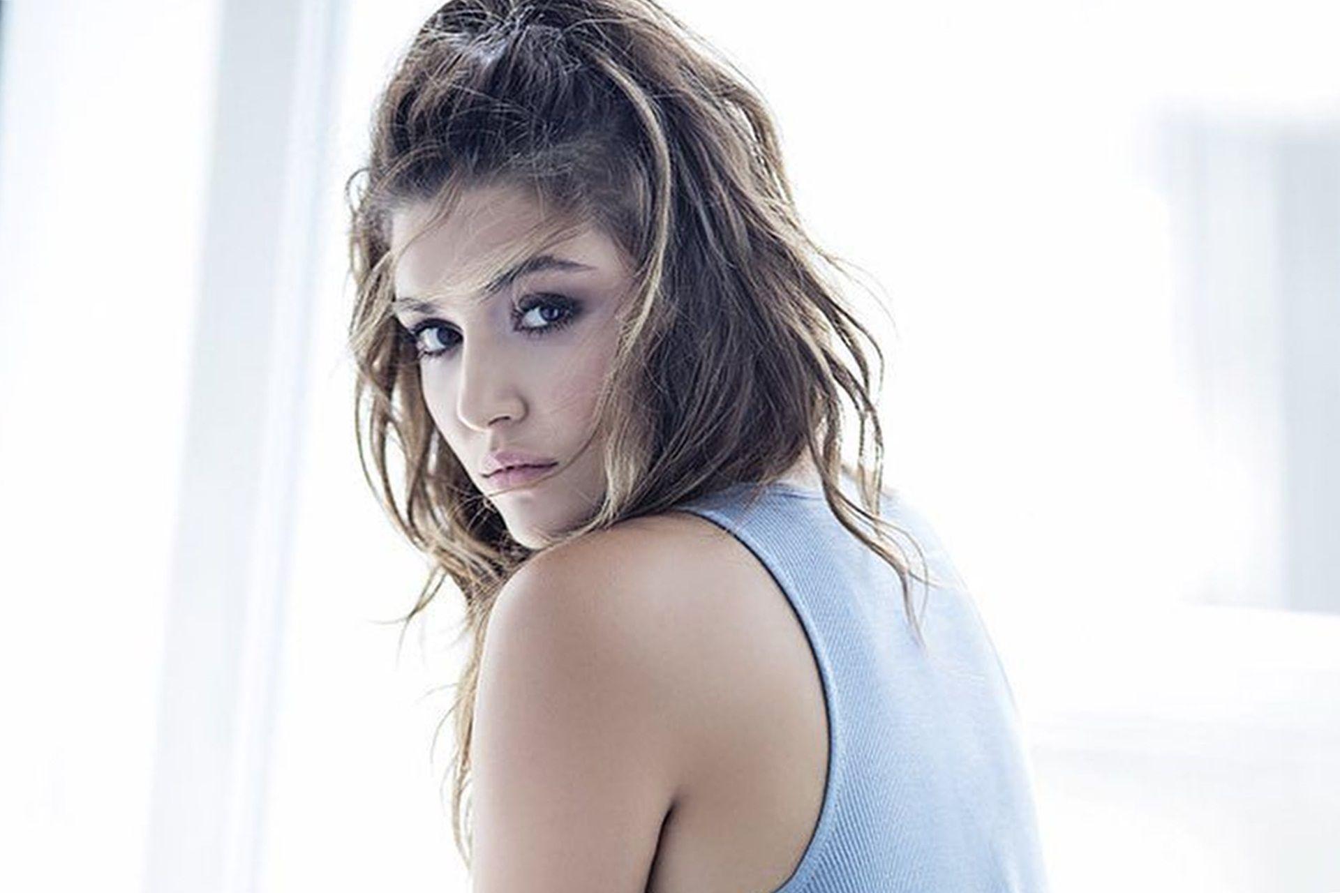 Hande Erçel #239224