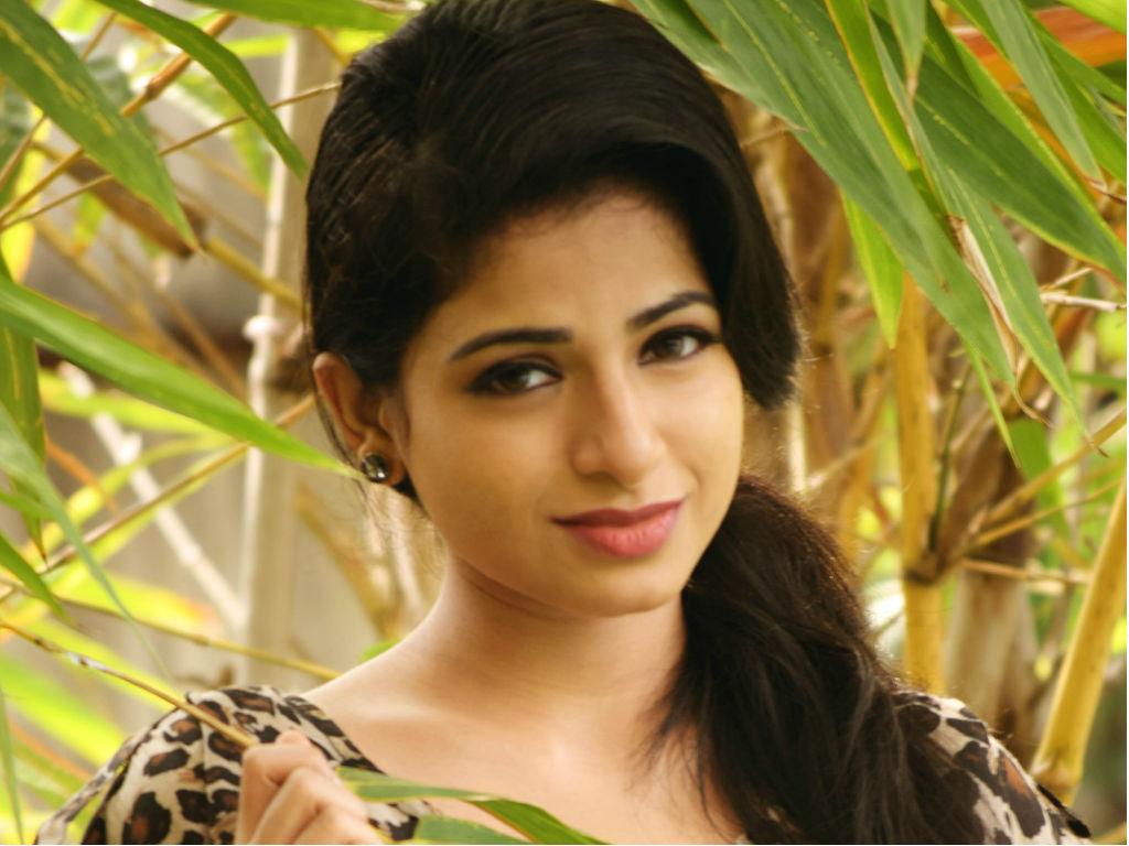 Iswarya Menon #239301