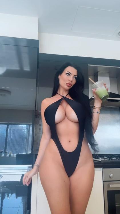 Yvonne Bar photo 55666