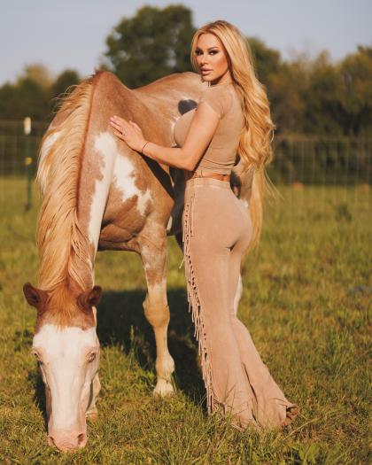 Kindly Myers photo 55939