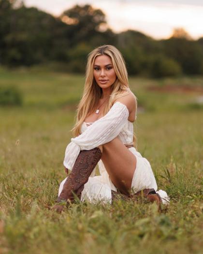 Kindly Myers photo 55941