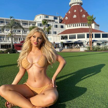 Molly Eskam photo 66527