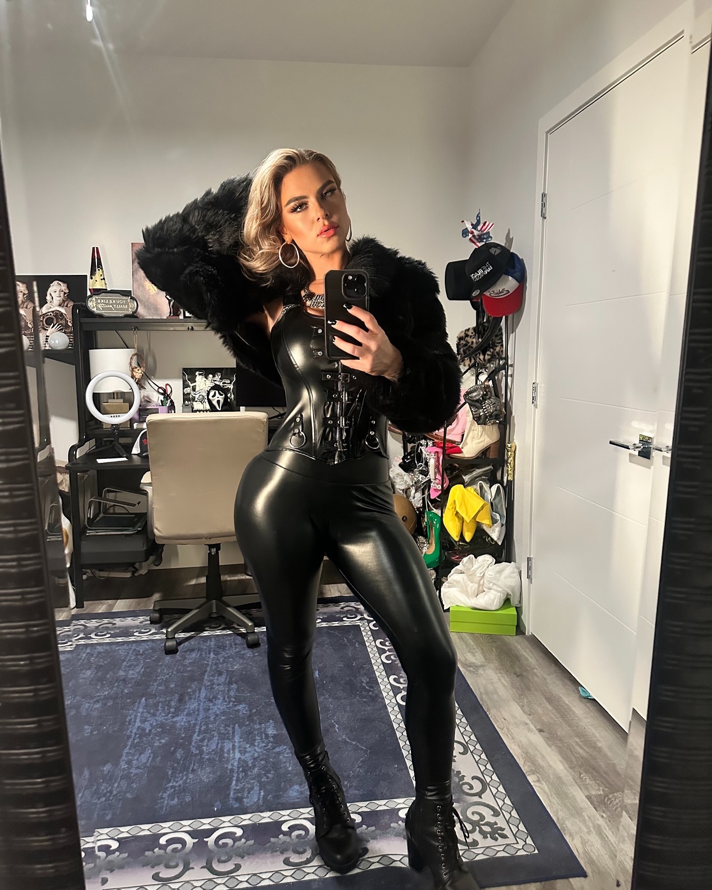 Mötley Monröe #70424