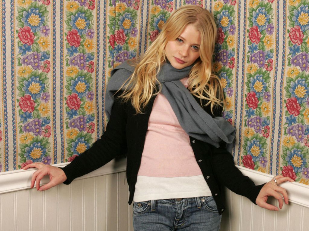 Emilie DeRavin #74860